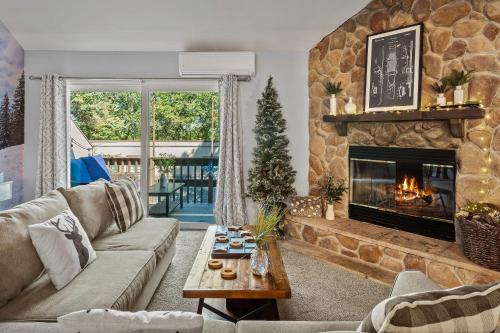 Village at Camelback House | Slopeside Escape by AvantStay Walk to Ski Lifts Arcade Games Shuffleboard