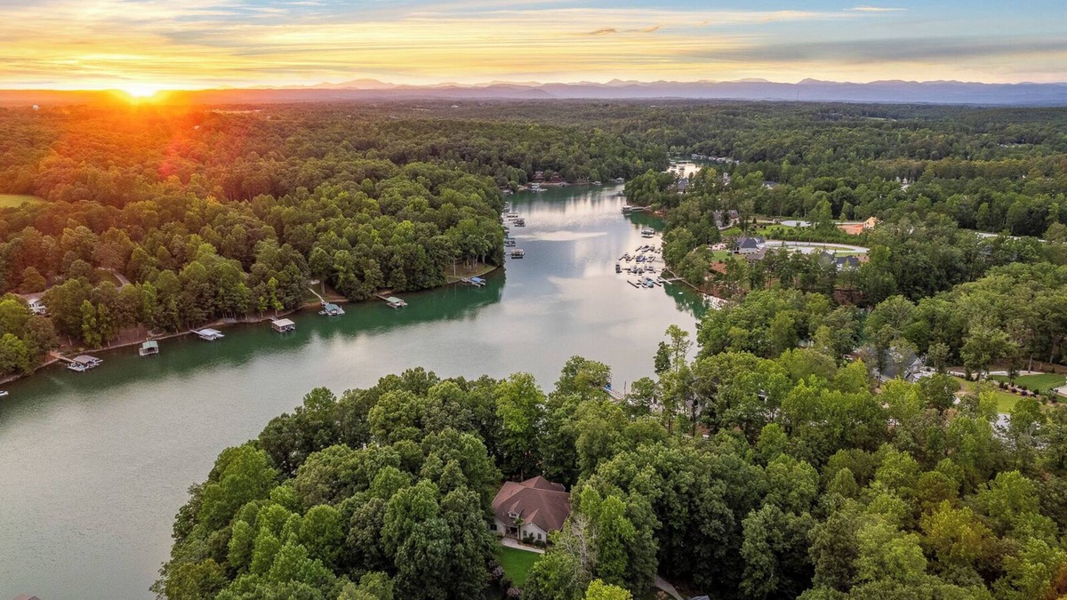Saxony Forest House | Slow down at Idle Cove on Lake Keowee. Private Dock and only 25 min to Clemson!