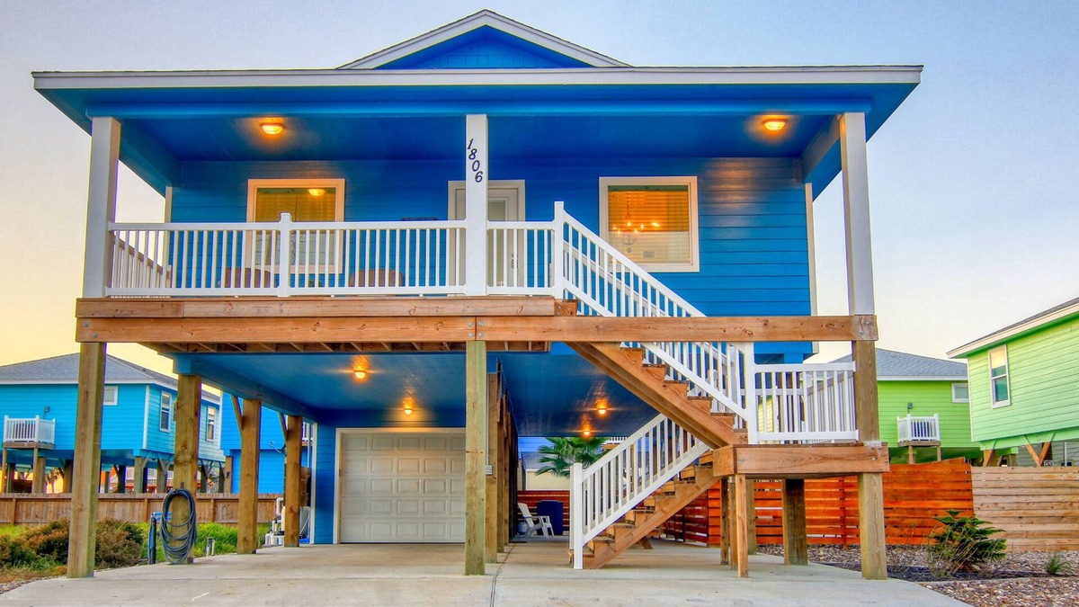 Port Aransas House | Slow M'Ocean- Close to EVERYTHING, PRIVATE HEATED Pool & 6 passenger Golf Cart!