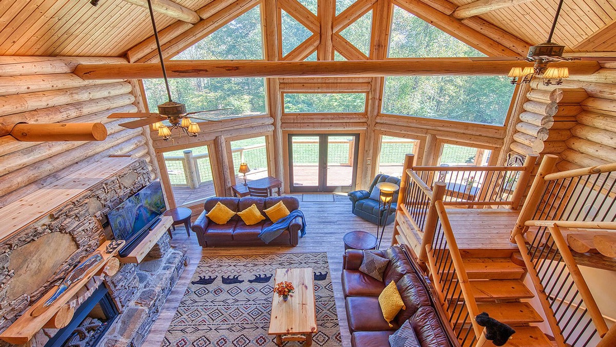 Sylva House | Slps 24 12m Town 7acre Huge Yard Theatre Gmroom