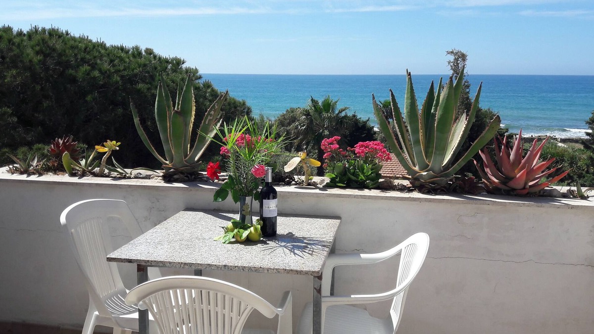 Marina di Modica Apartment | Small cheap holiday apartment by the sea with fantastic sea view