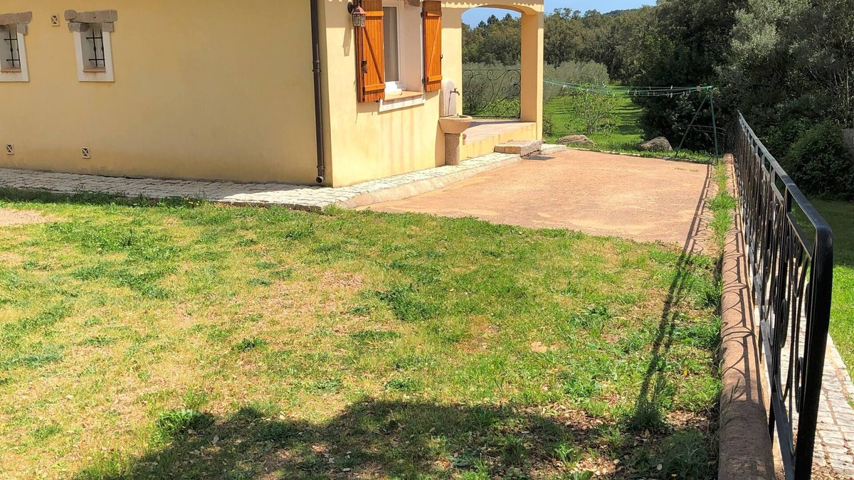 San-Gavino-di-Carbini Villa | Small contemporary villa with all mod cons (new)