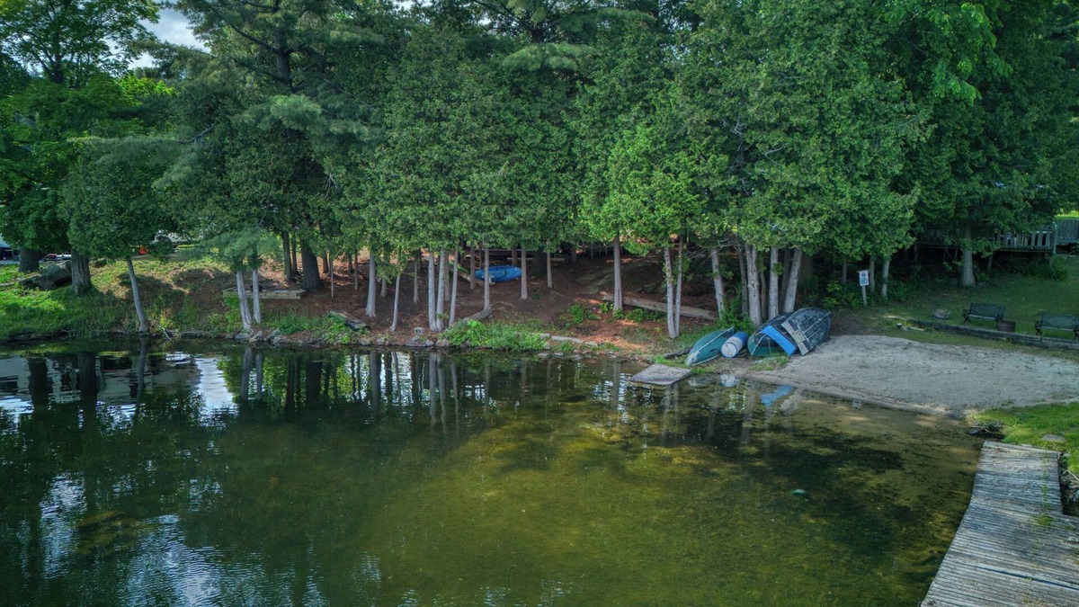 Frontenac Cabin | Small CottagennCharming 2-Bed Cottage: Your Lakeside Oasis for 4!