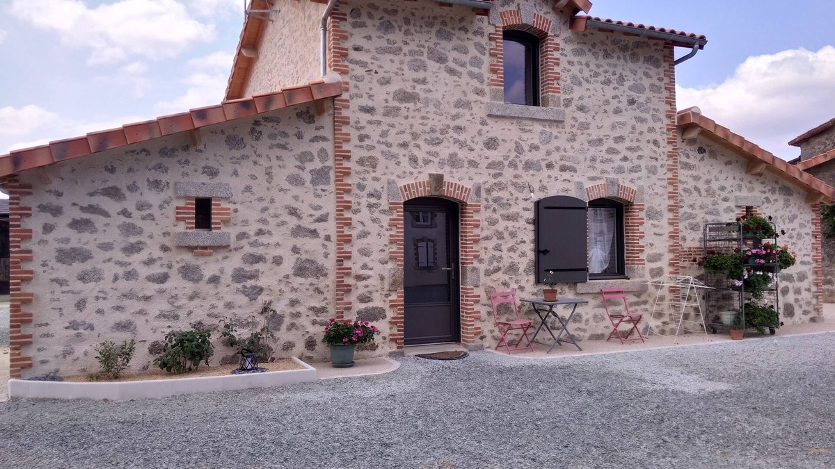 Vernoux-en-Gatine Cottage | Small country house on a farm