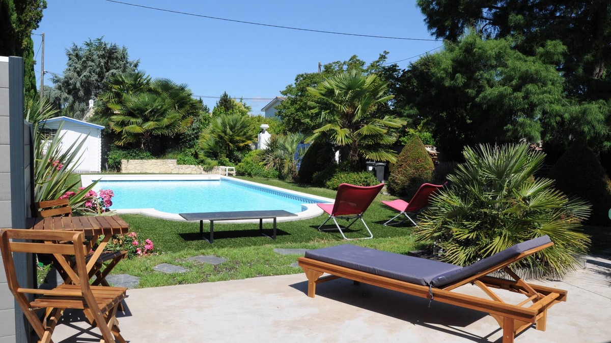 Pessac House | SMALL EXOTIC CORNER FACING POOL, SECURE PARKING
