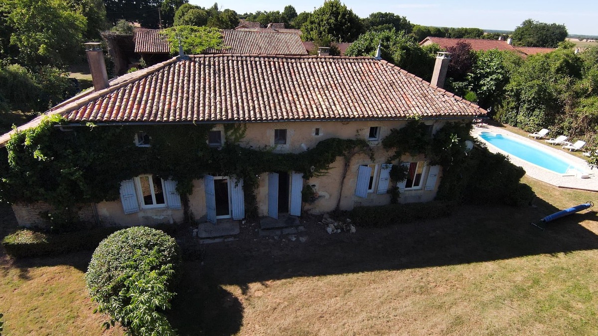 Clussais-la-Pommeraie House | Small farm, capacity of 14 people, private swimming pool, near Futuroscope.