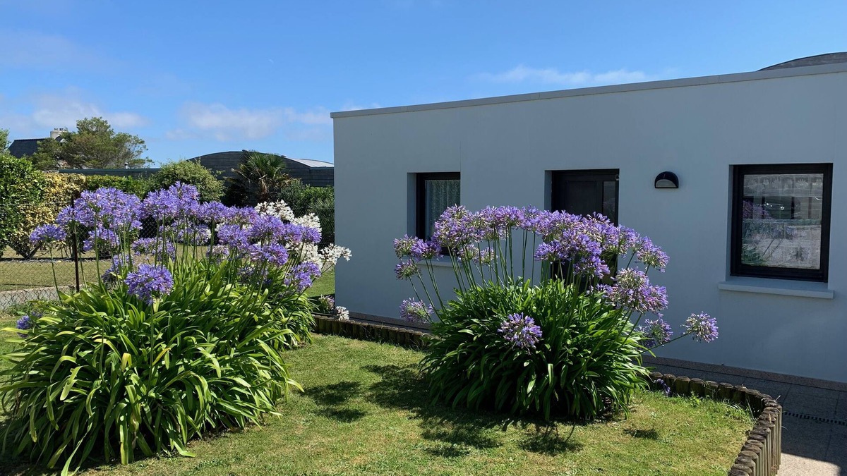 Le Conquet Apartment | Small garden level for a seaside holiday