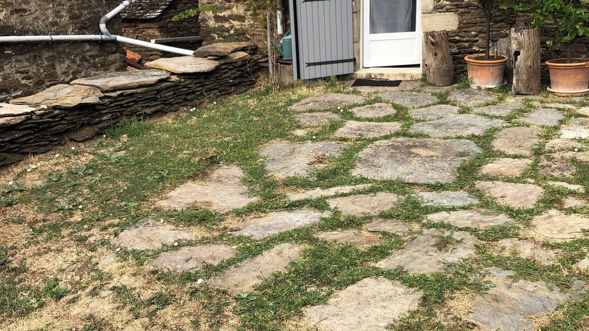 Concoules Apartment | Small gîte in Cevennes with artisan workshops
