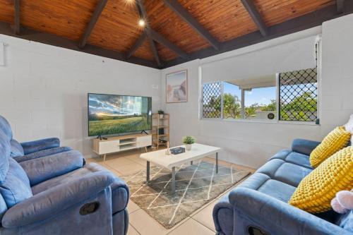 Crestmead House | Small Groups and Families Stylish 3Beds near mall