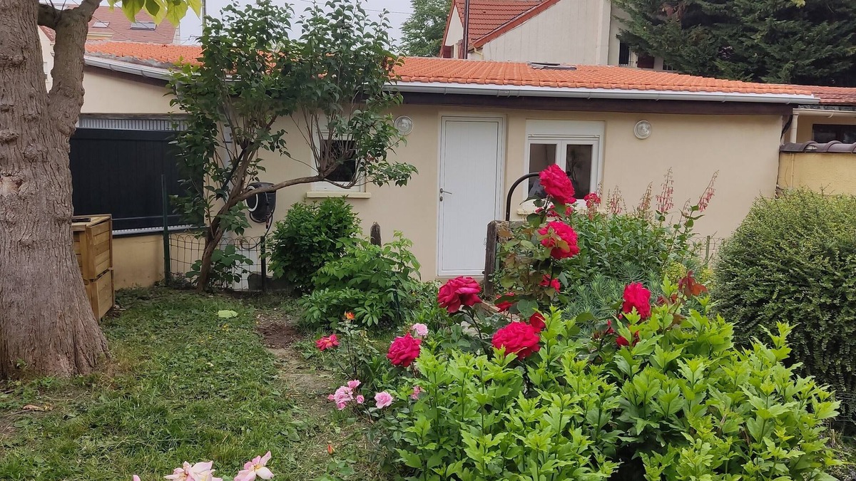Villeneuve-la-Garenne House | Small house with flower garden on the banks of the Seine