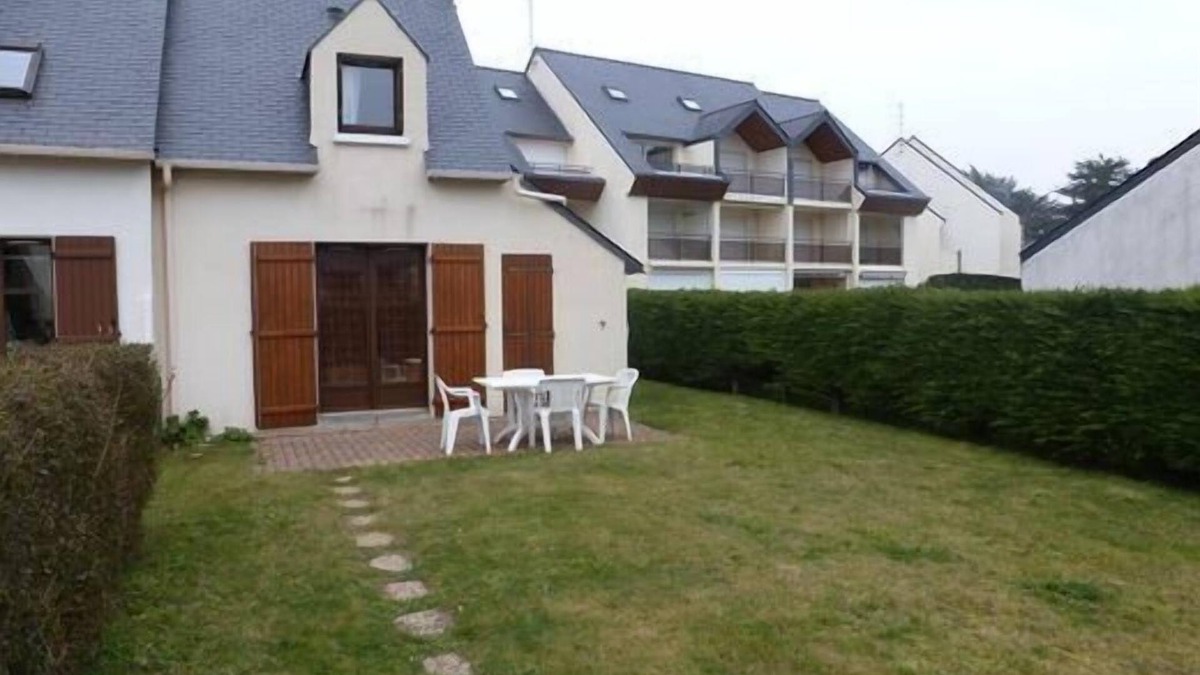 Damgan House | Small house for 4 people in residence with swimming pool