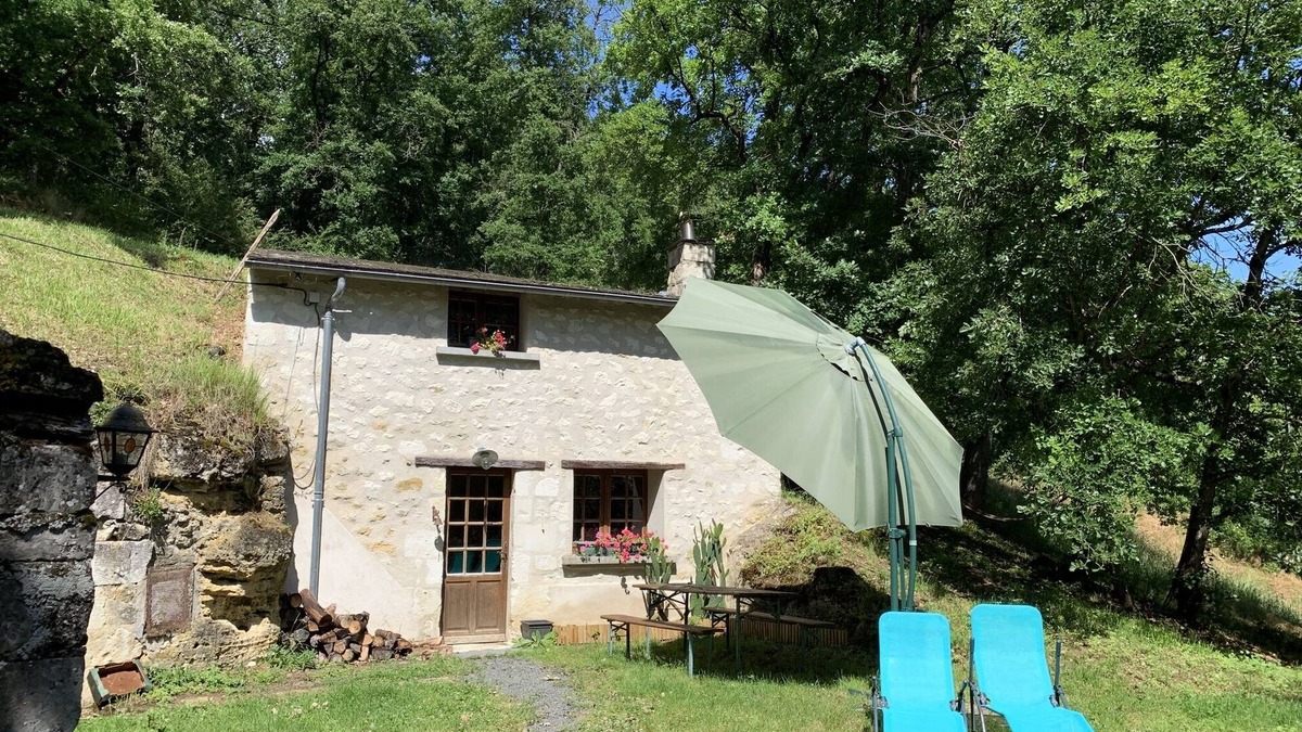 Cravant-les-Coteaux House | Small house in the forest