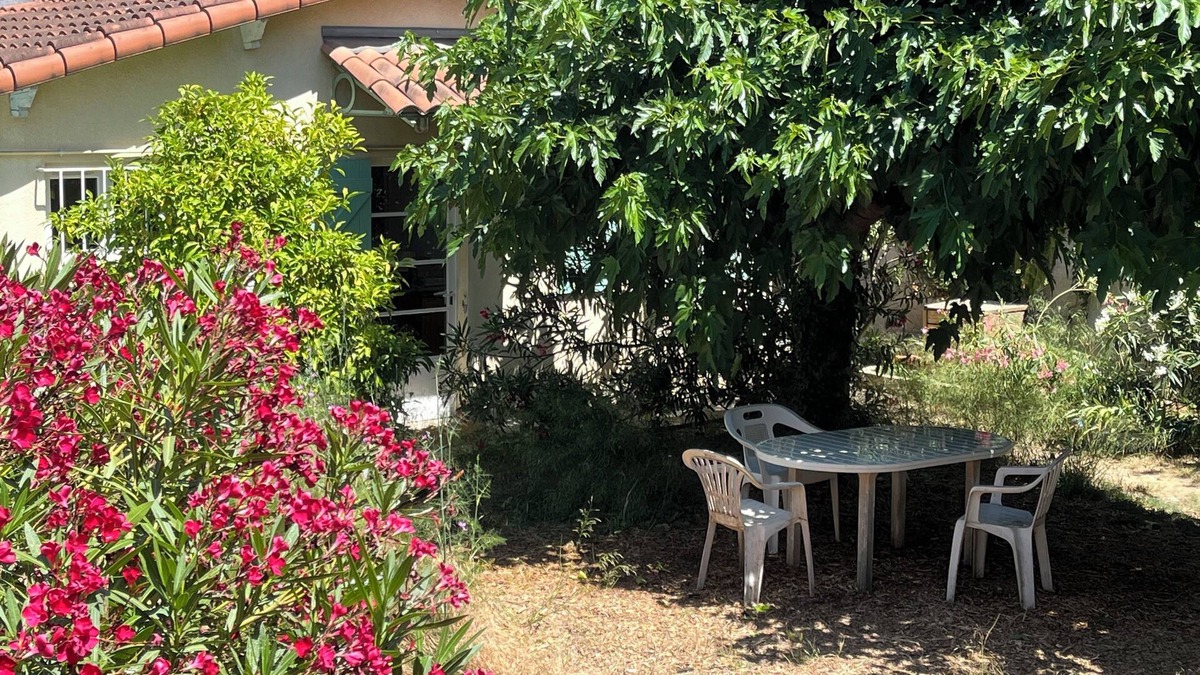Sainte-Anne House | Small house in quiet, shady garden close to beaches and stadium