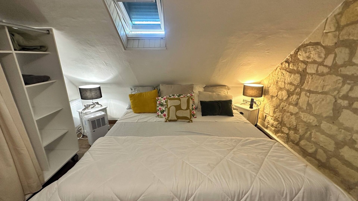 Savigny-en-Veron House | Small house with private garden