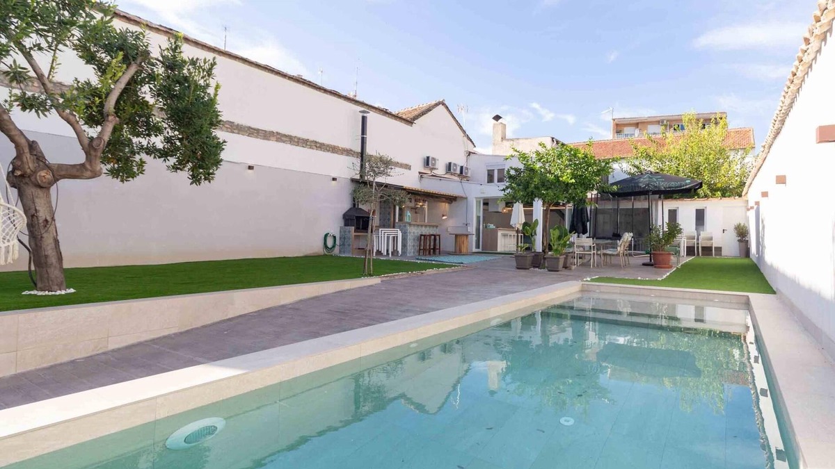 Atarfe Villa | Small house with garden and pool