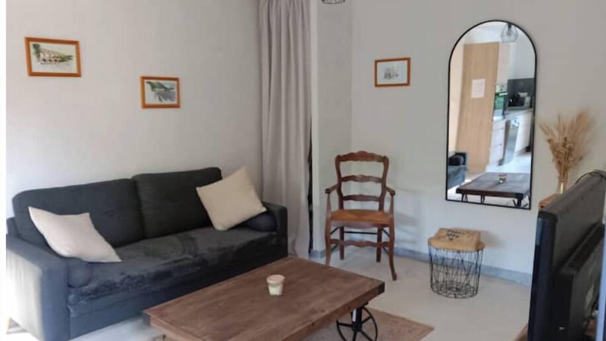 Collias House | Small house with wooded garden