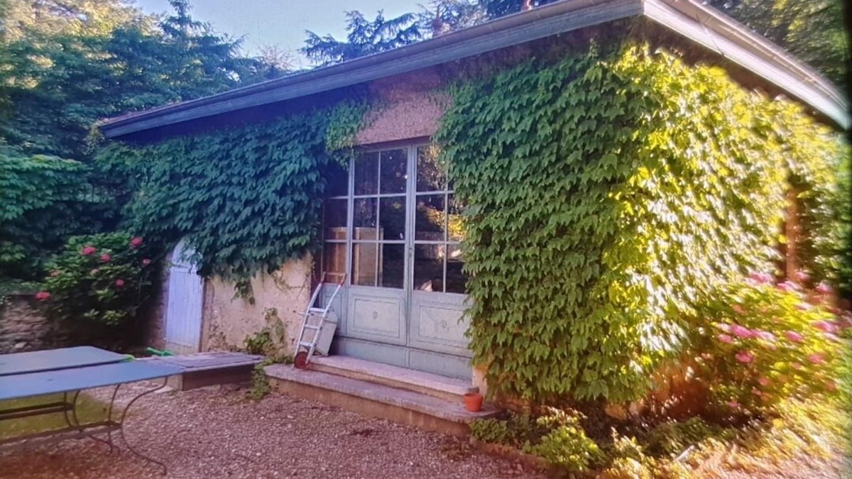 Champagne-au-Mont-d'Or House | Small independent house in park