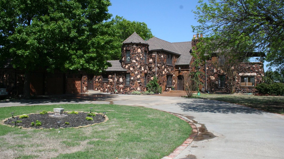Watonga House | Small Mansion near State Park and Casino
