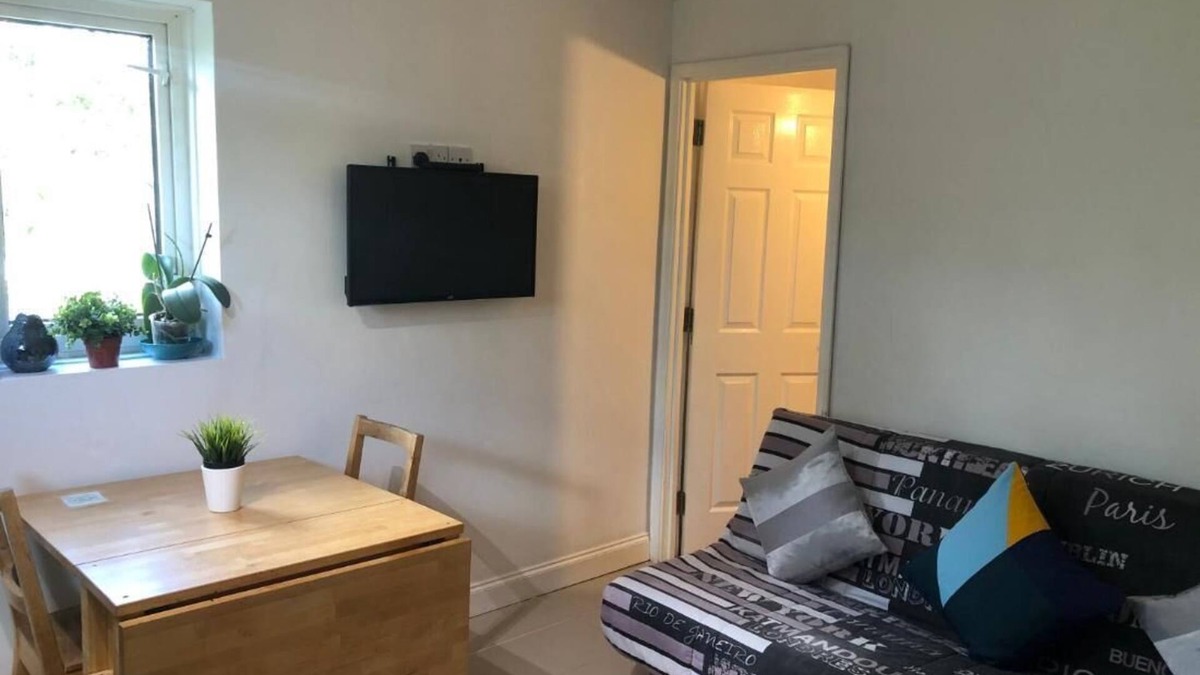 Pinkwell Apartment | Small Modern Comfortable 2 Bedroom Apartment - cmyr