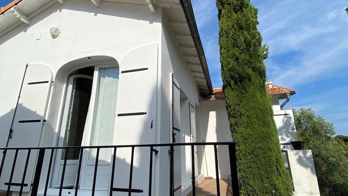 La Roquette-sur-Siagne Villa | Small nest in the greenery, quiet with a view to the sea.
