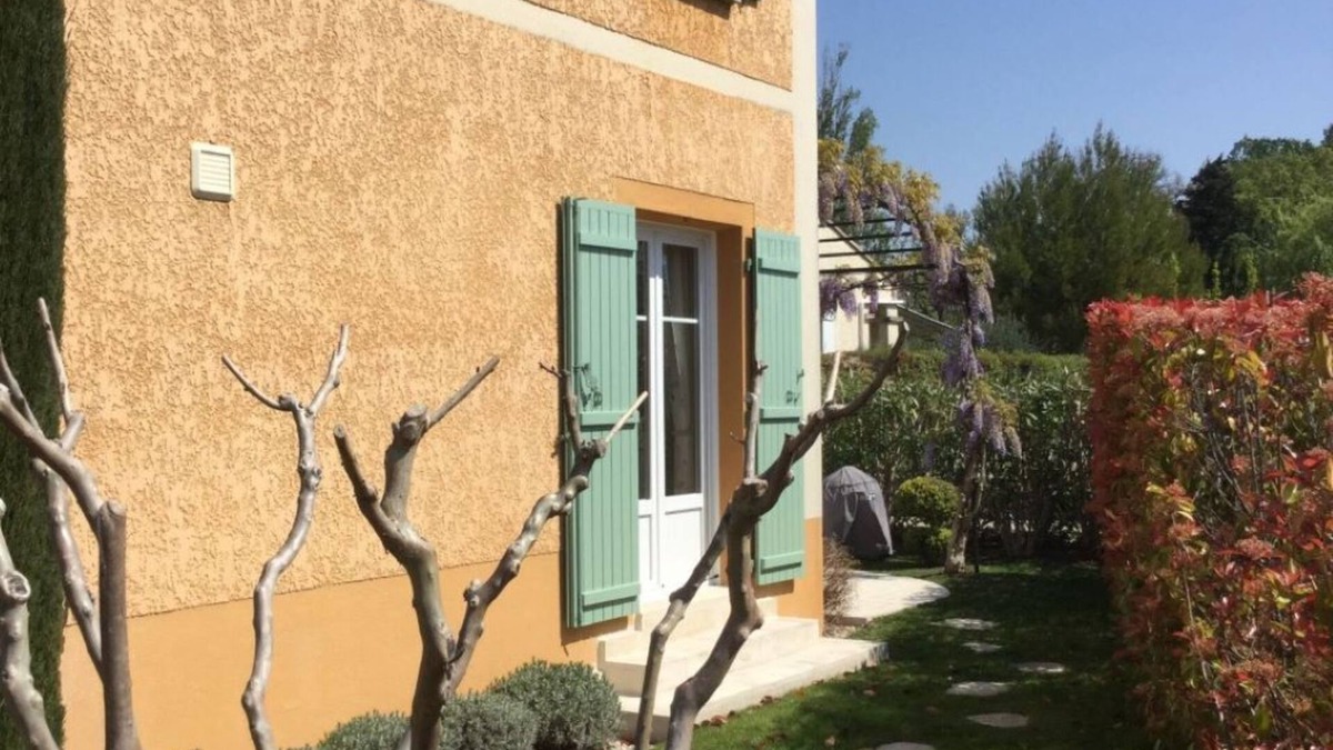 Loriol-du-Comtat House | Small provencal country house in quiet residence