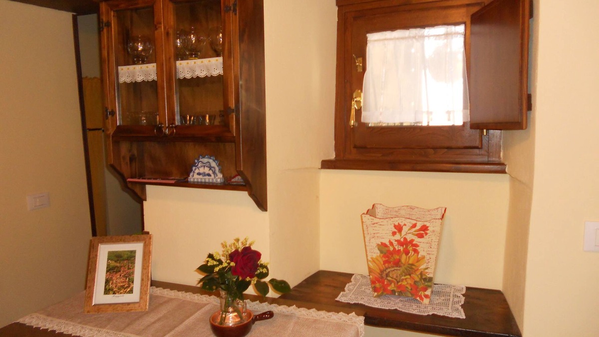 Raggiolo House | Small renovated stone villa with garden.