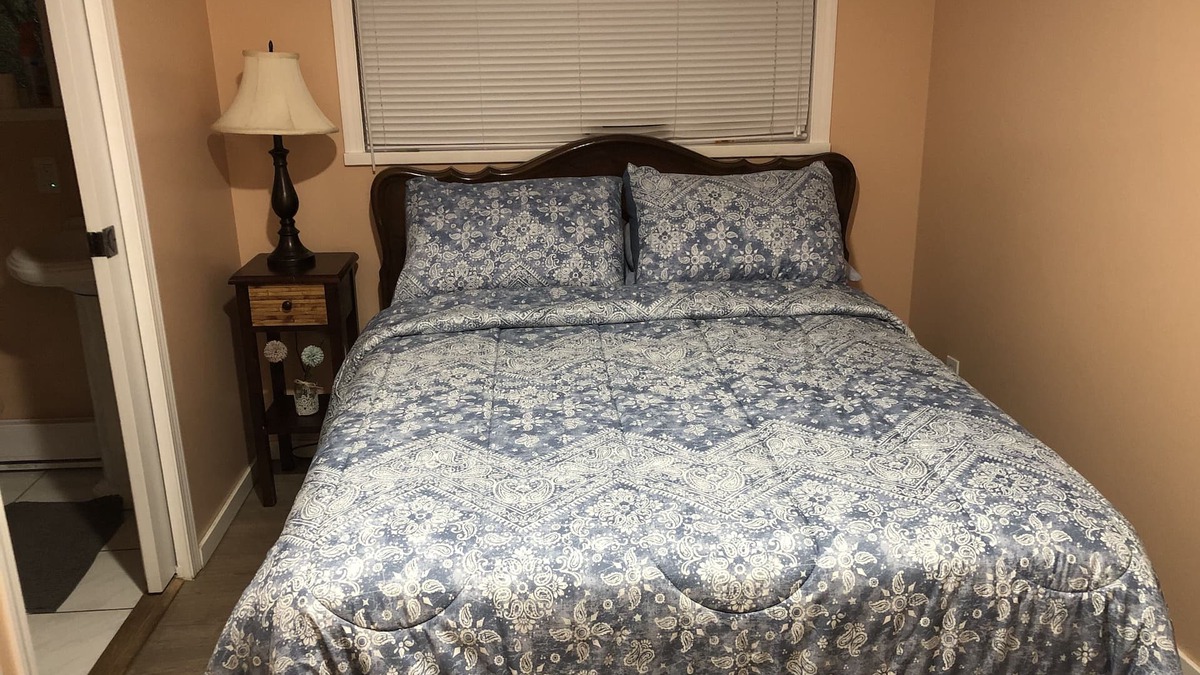 Chilliwack Proper Village West House | Small room with double bed, separate entrance, Wash Room/n Kitchenette-No 2