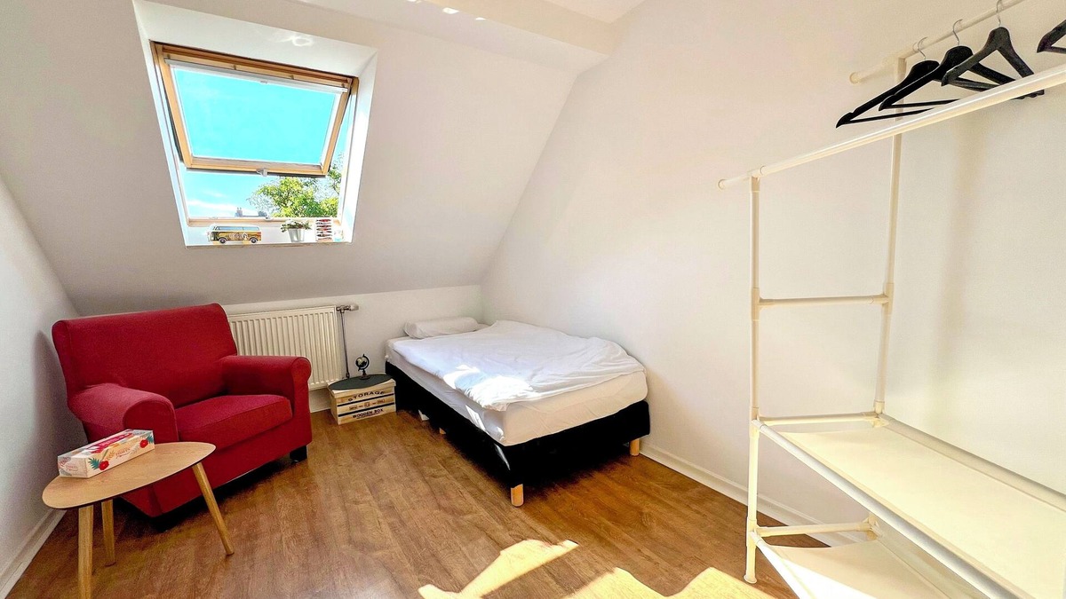 Dreikonigenviertel Bed & Breakfast | Small room with shared bathroom