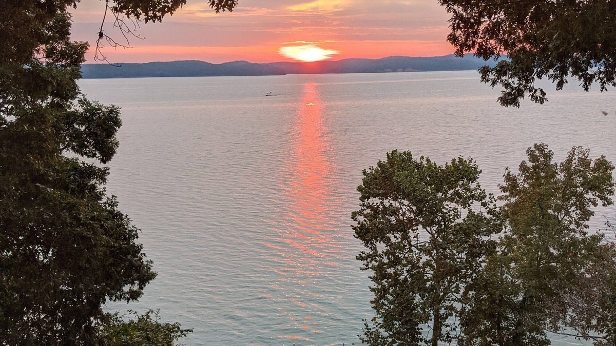 New Concord House | Small rustic cabin on KY Lake (sleeps 4)