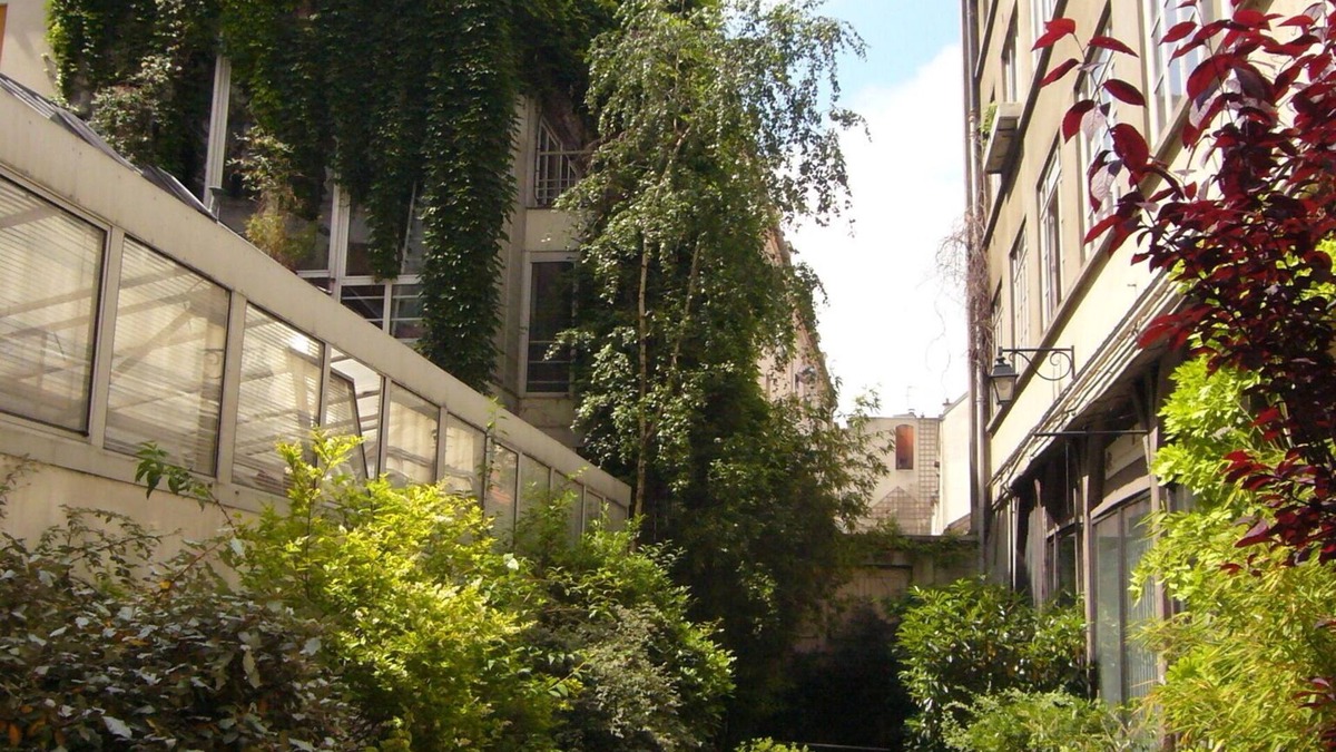 Quartier Saint-Ambroise Bed & Breakfast | Small studio in private green alley in the heart of Paris
