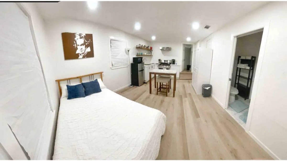 West Dallas Apartment | Small Studio - Trinity Groves - 5 Min Downtown