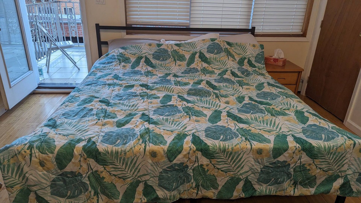 Queens Apartment | Small Studio with all amenities. 5 minutes to fastfood and 24 hours grocery