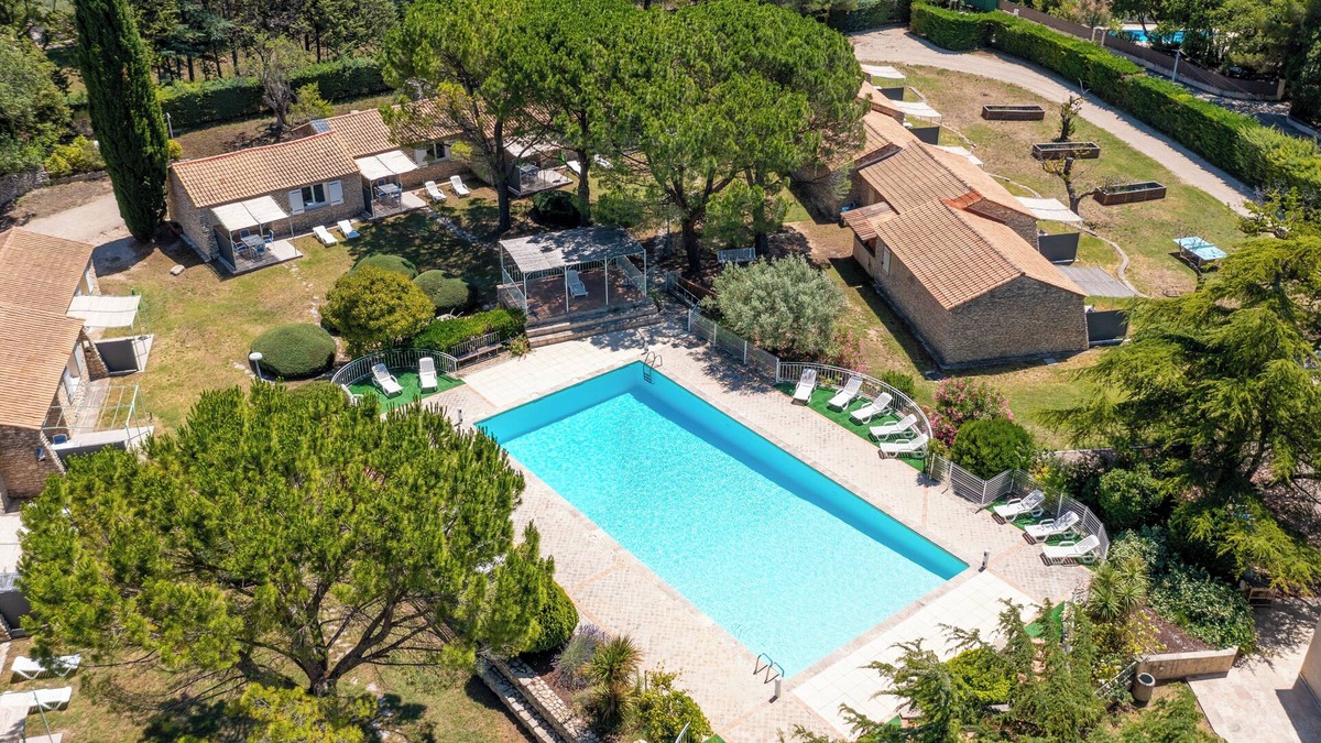 La Roque-sur-Pernes Condo | Small T2 cottage in provencal style