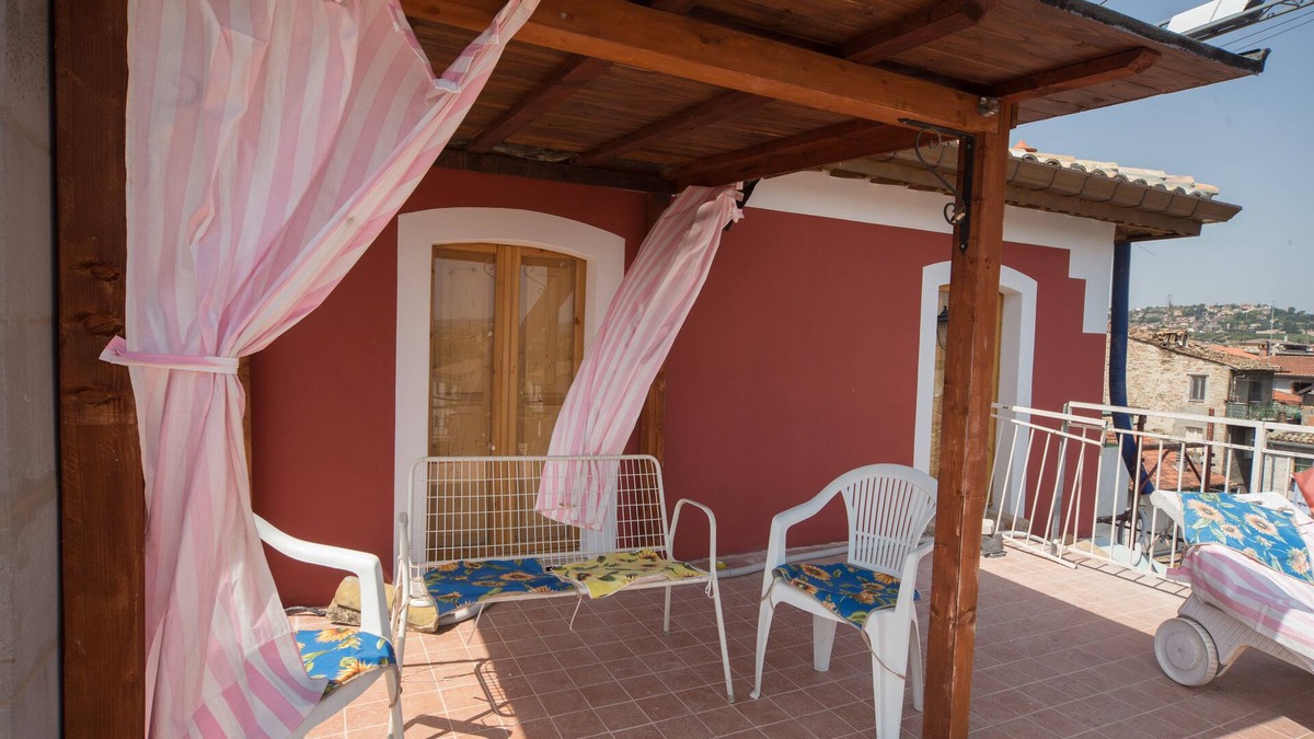 Pagliare del Tronto Apartment | Small theater fashion suite