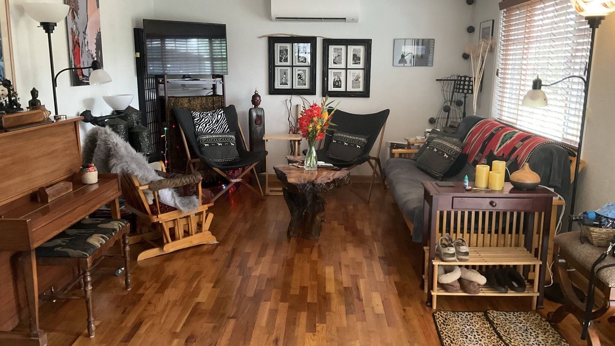 Talent House | Small Town Feel. Sweet cozy home and lovely backyard Min 29 day stay.