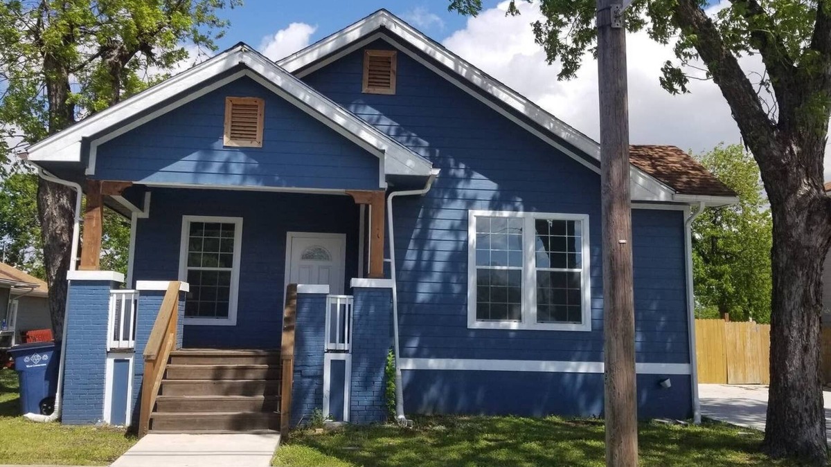 Taylor House | Small Town living in Downtown Taylor