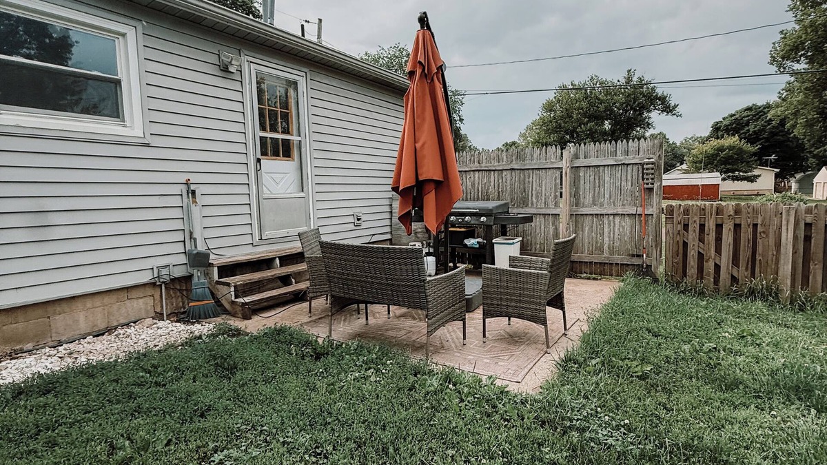 Spring Hill House | Small town stay surrounded by bigger cities.