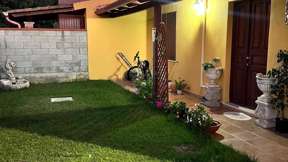 Capoterra House | Small villa with garden on three sides
