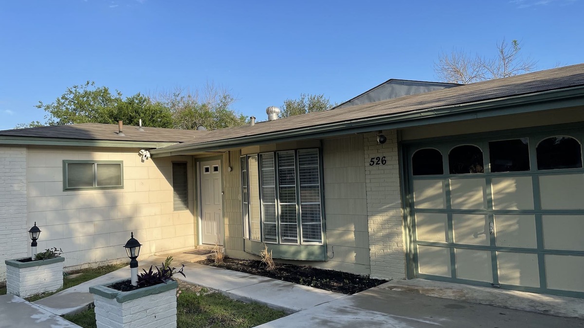 West San Antonio Apartment | “SMALLER PIECE OF HEAVEN” studio with a deck in the backyard
