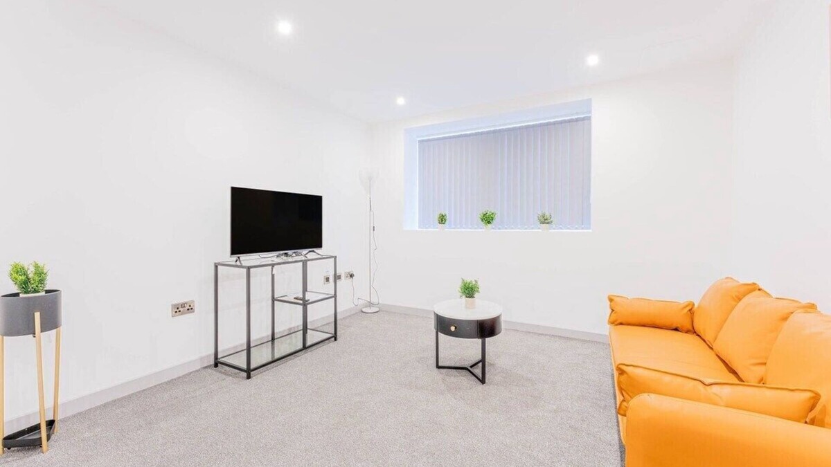 Wolverhampton Apartment | Smart 1 Bed Apartment in Wolverhampton