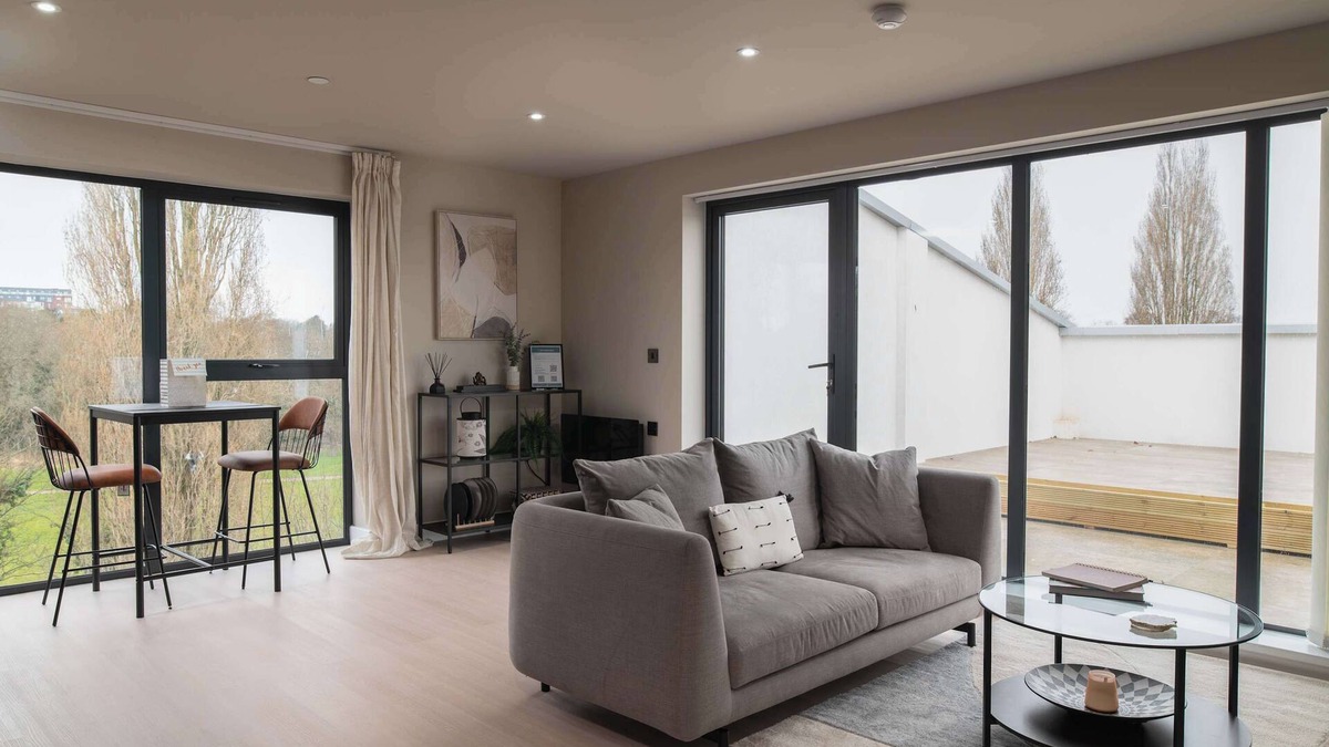 Bloxwich Apartment | Smart 1 Bed Apartment in Birmingham w Roof Terrace