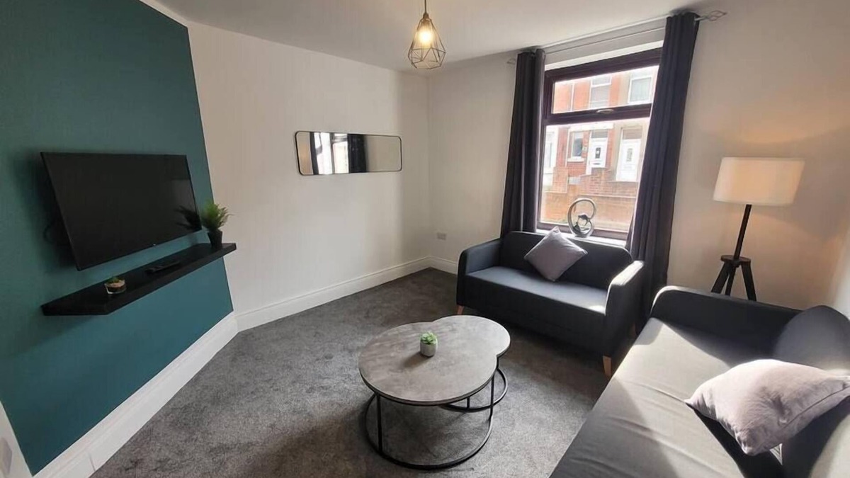 Newcastle-upon-Tyne House | Smart 6 Bed House -Wifi -Yard -Nr Bus Stop & Train