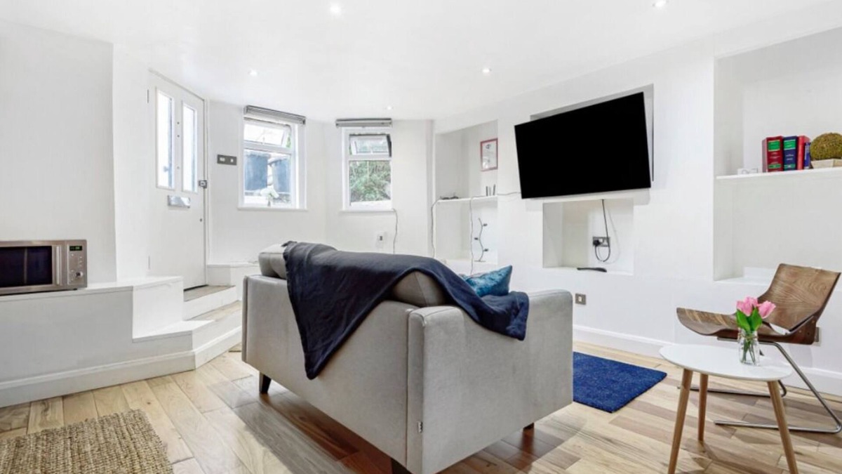 New Cross Apartment | Smart and Cosy apartment with own private garden and entrence