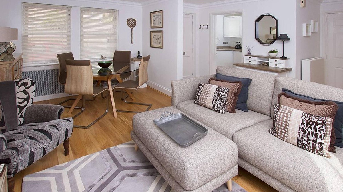 Upper Town House | Smart, contemporary house with 2 bedrooms sleeping 3 in the heart of Bath - with parking