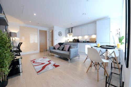 Woking Apartment | Smart Ground Floor Flat Perfect Location & Free Parking in Woking!