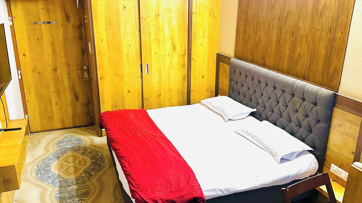 Jaipur District Hotel | Smart Stay - TV w/8+ OTTs, Rain Shower, Wi-Fi- Entire place