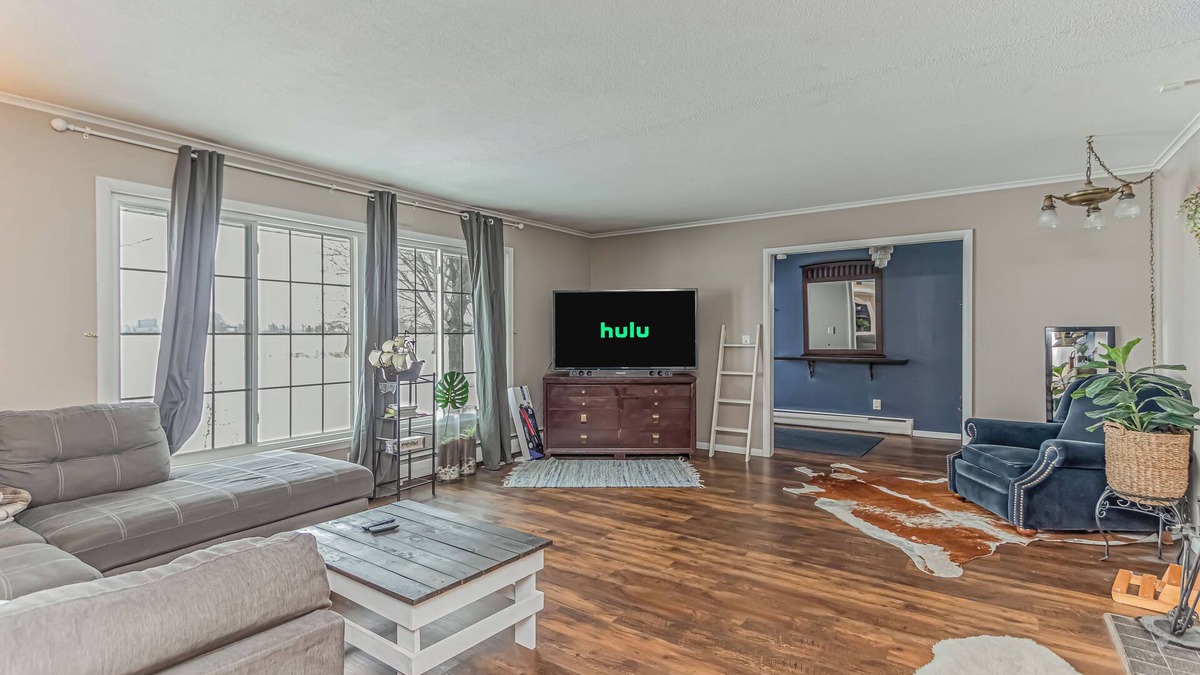 Moorhead House | Smart TVs I Fenced Yard I Nature Views I Spacious