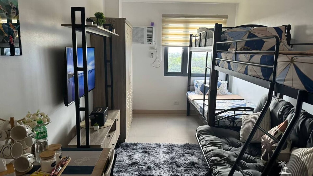 Dasmarinas Condo | SMG Cozy Studio @ Green 2 - Wi-Fi, Netflix & Pool!