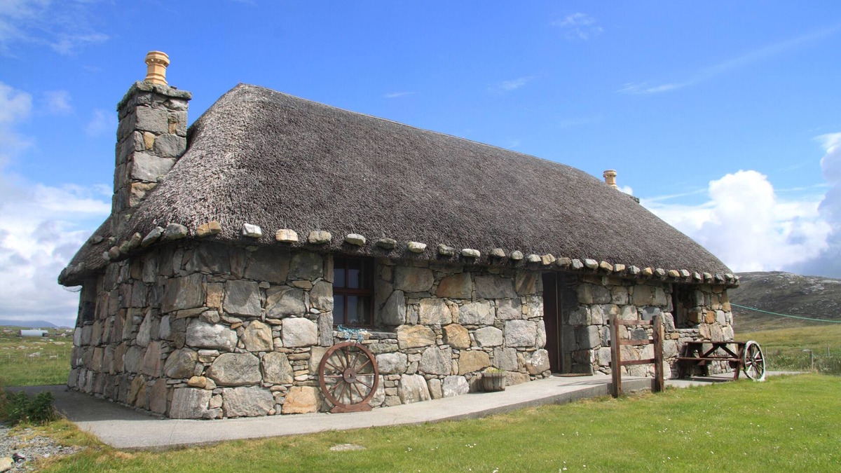Pollachar Cottage | SMIDDY COTTAGE, pet friendly in Daliburgh, Isle Of South Uist