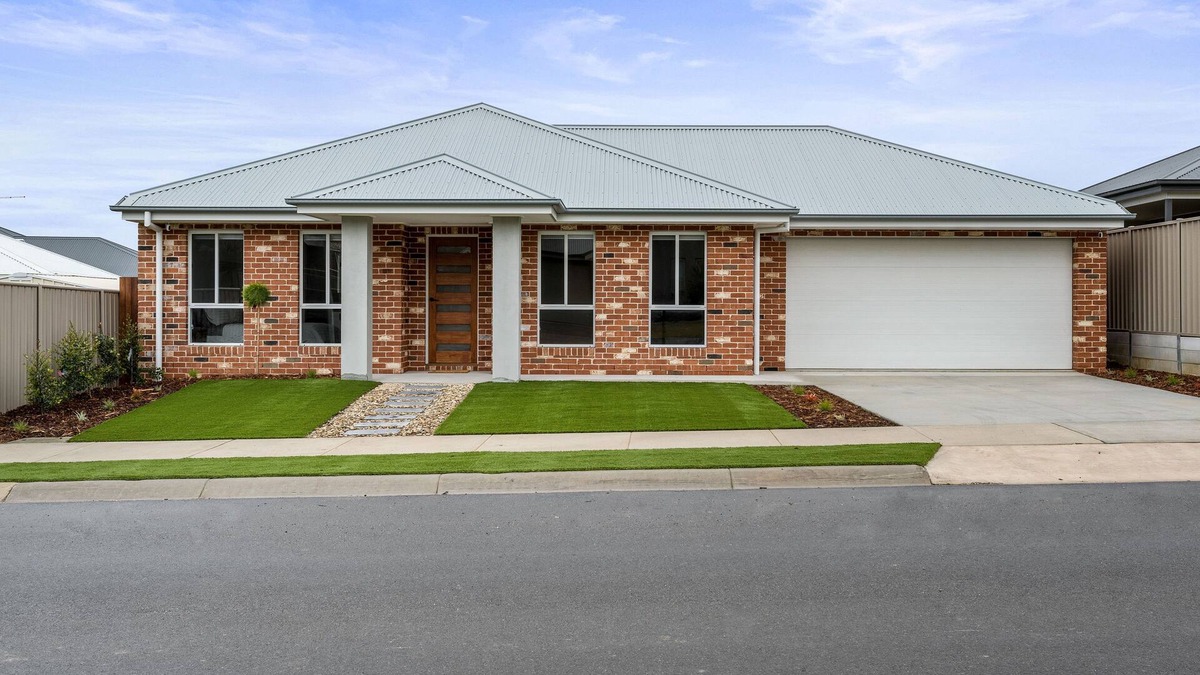 Thurgoona House | Smiggins Stays - Spacious and Stylish